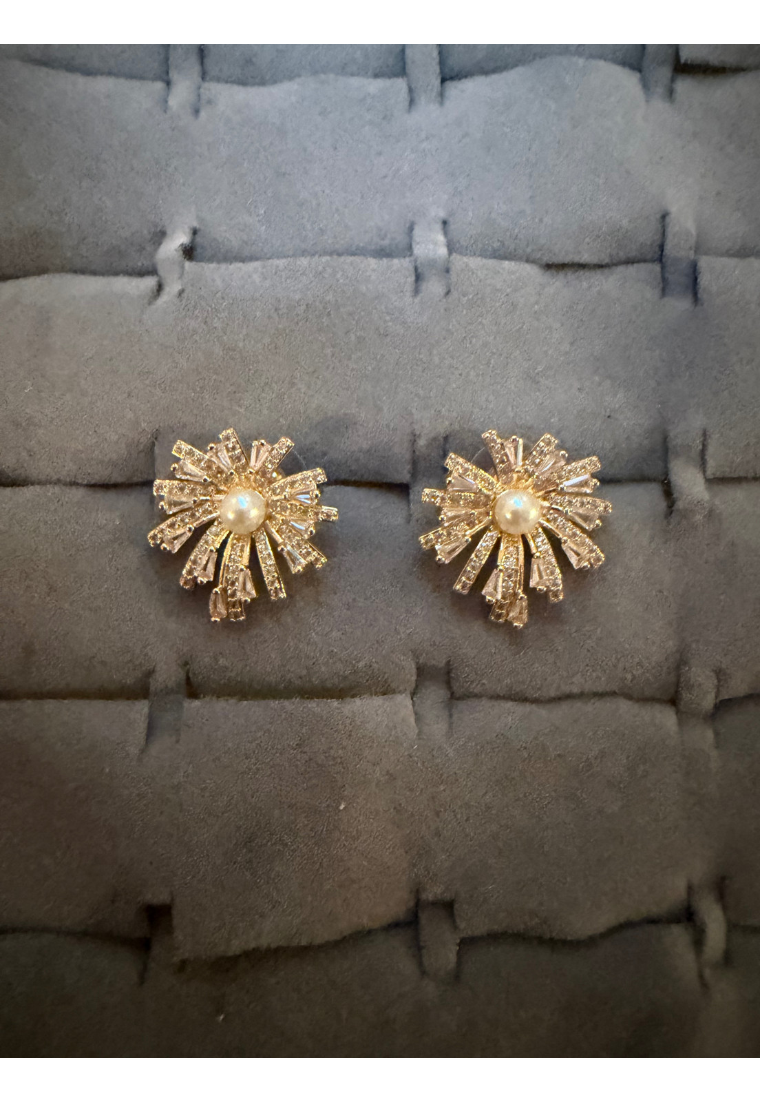 BRINCO LUXO DOURADO STRASS MIOLO PEROLA BRINCO LUXO DOURADO STRASS MIOLO PEROLA