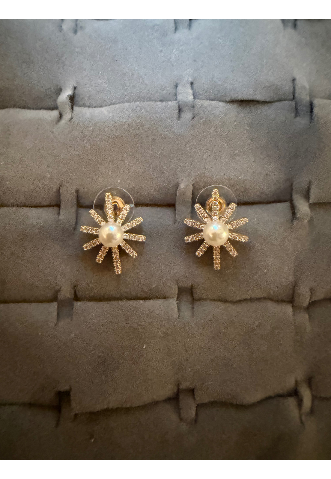 BRINCO LUXO DOURADO STRASS MIOLO PEROLA PEQUENO BRINCO LUXO DOURADO STRASS MIOLO PEROLA PEQUENO