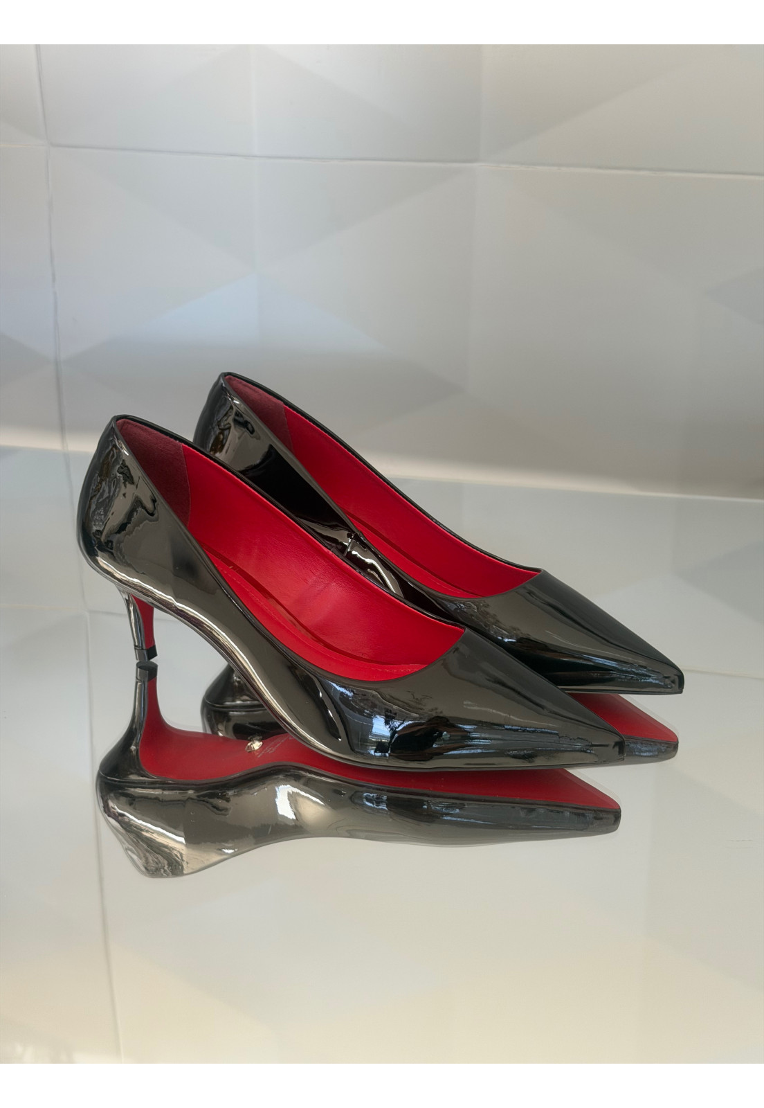 Scarpin SOLA VERMELHA Verniz Preto SALTO 5 cm interior vermelho Scarpin SOLA VERMELHA Verniz Preto SALTO 5 cm interior vermelho