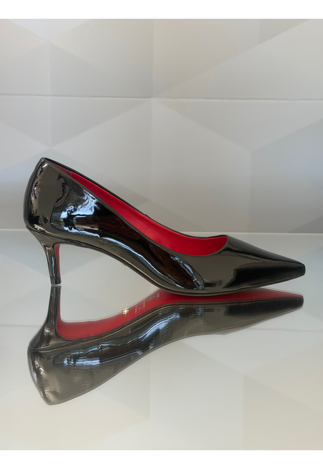 Scarpin SOLA VERMELHA Verniz Preto SALTO 5 cm interior vermelho Scarpin SOLA VERMELHA Verniz Preto SALTO 5 cm interior vermelho