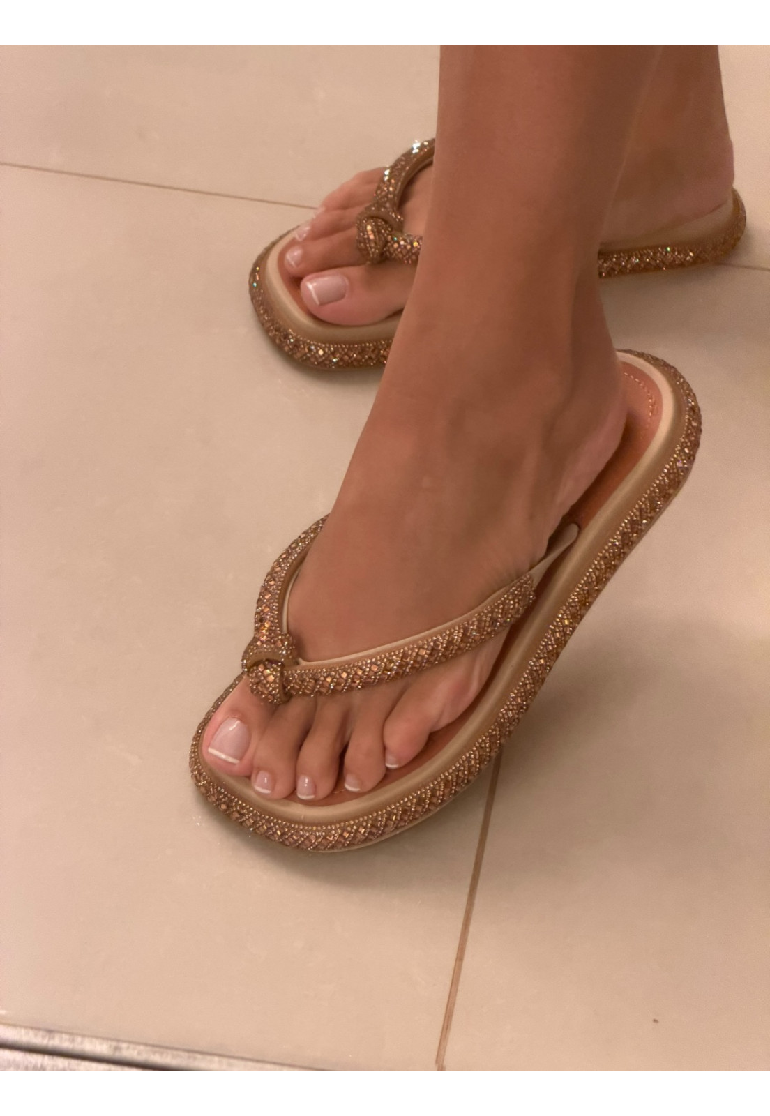 Chinelo Caramelo Dourado plataforma com Strass Dourado