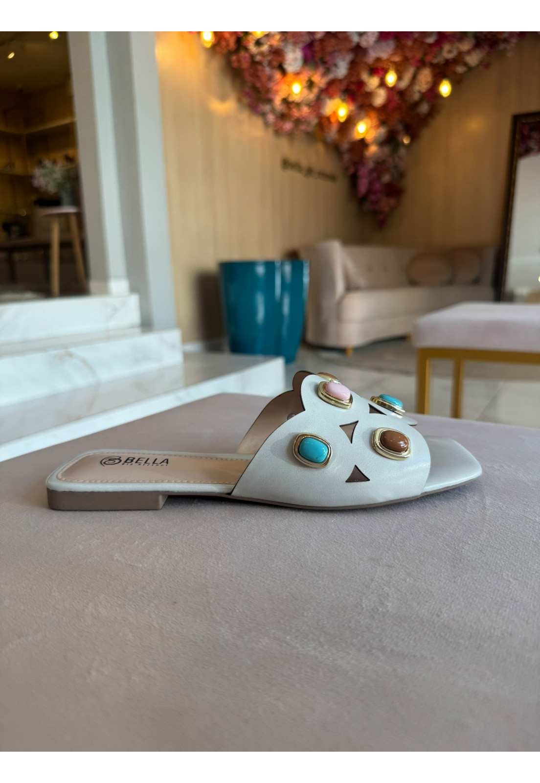 Rasteira off white enfeites dourados Colours Rasteira off white enfeites dourados Colours