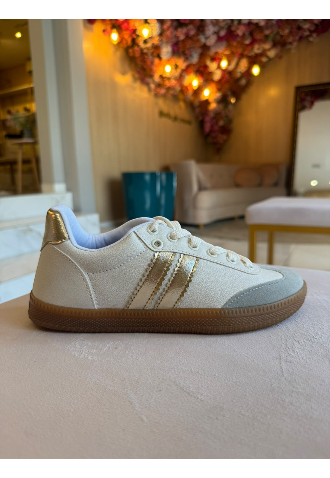 Tênis Off white e Metalizado Ouro Tênis Off white e Metalizado Ouro