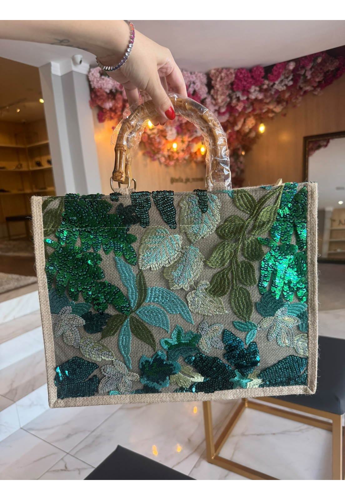 Bolsa Linho Alça de Bambu bordado Floral e Lantejoulas tons de VERDE