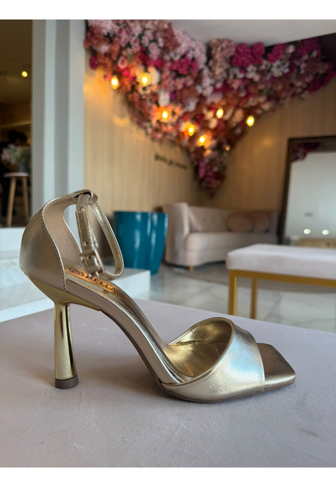 Sandália Gisele Dourada Metalizada Salto Metalizado 9 cm Sandália Gisele Dourada Metalizada Salto Metalizado 9 cm