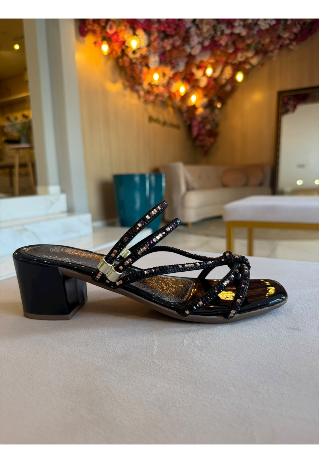 Sandália Verniz Preto Vidrilho Preto e Rosê Salto Bloco 5 cm Sandália Verniz Preto Vidrilho Preto e Rosê Salto Bloco 5 cm