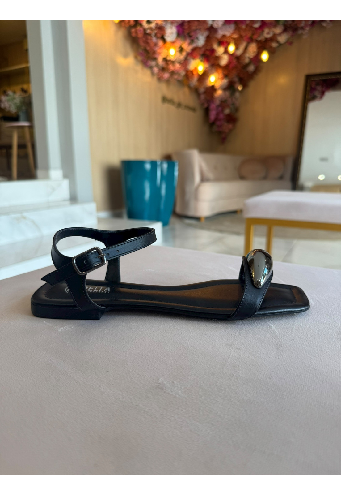 Rasteira preta com presilha ONIX Rasteira preta com presilha ONIX