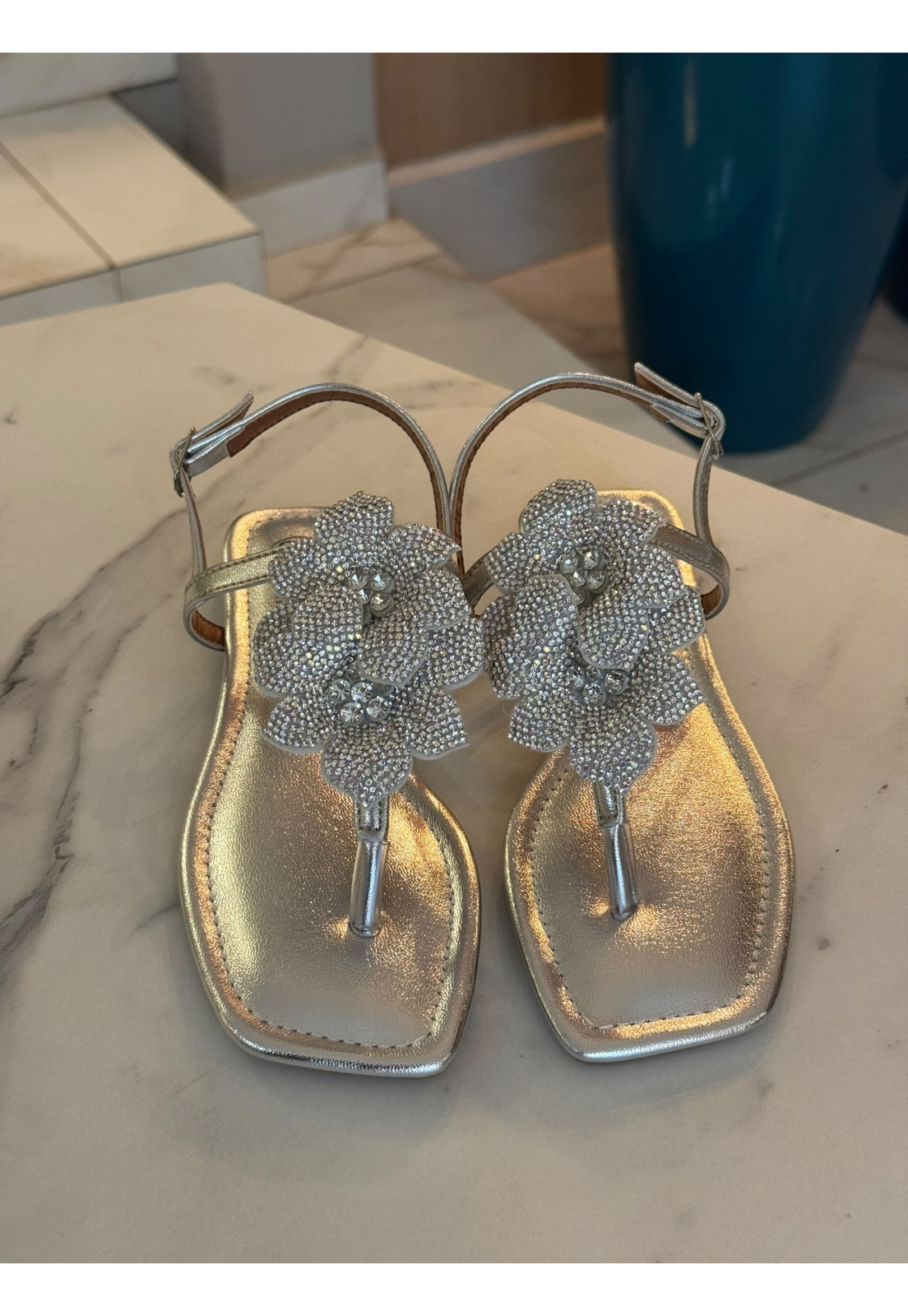 Rasteira de dedo Prata Metalizada flores Brilho Prata Furtacor Rasteira de dedo Prata Metalizada flores Brilho Prata Furtacor