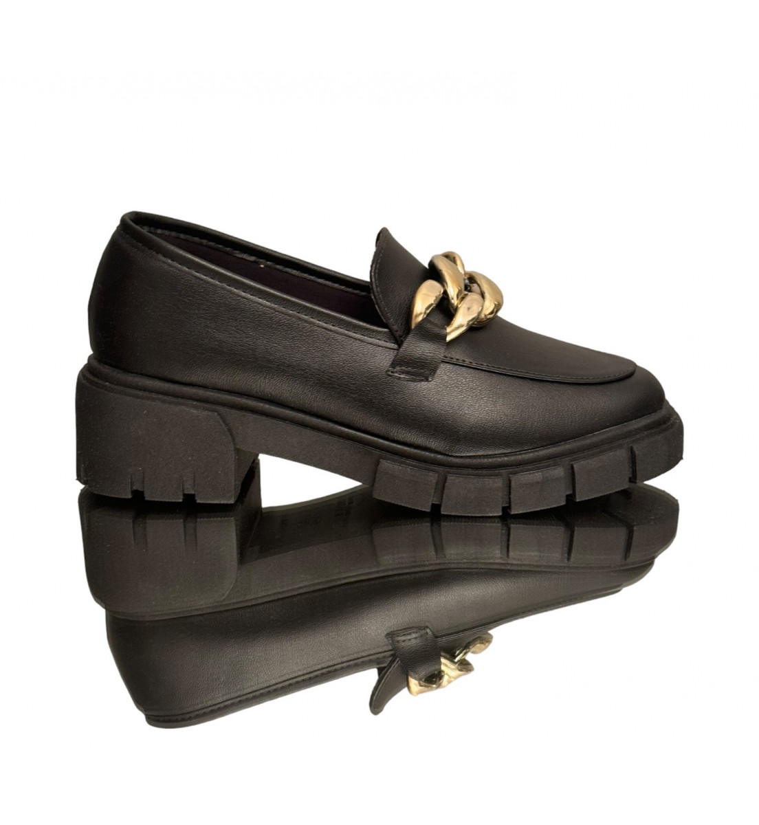 Mocassim Loafer Preto com detalhe dourado