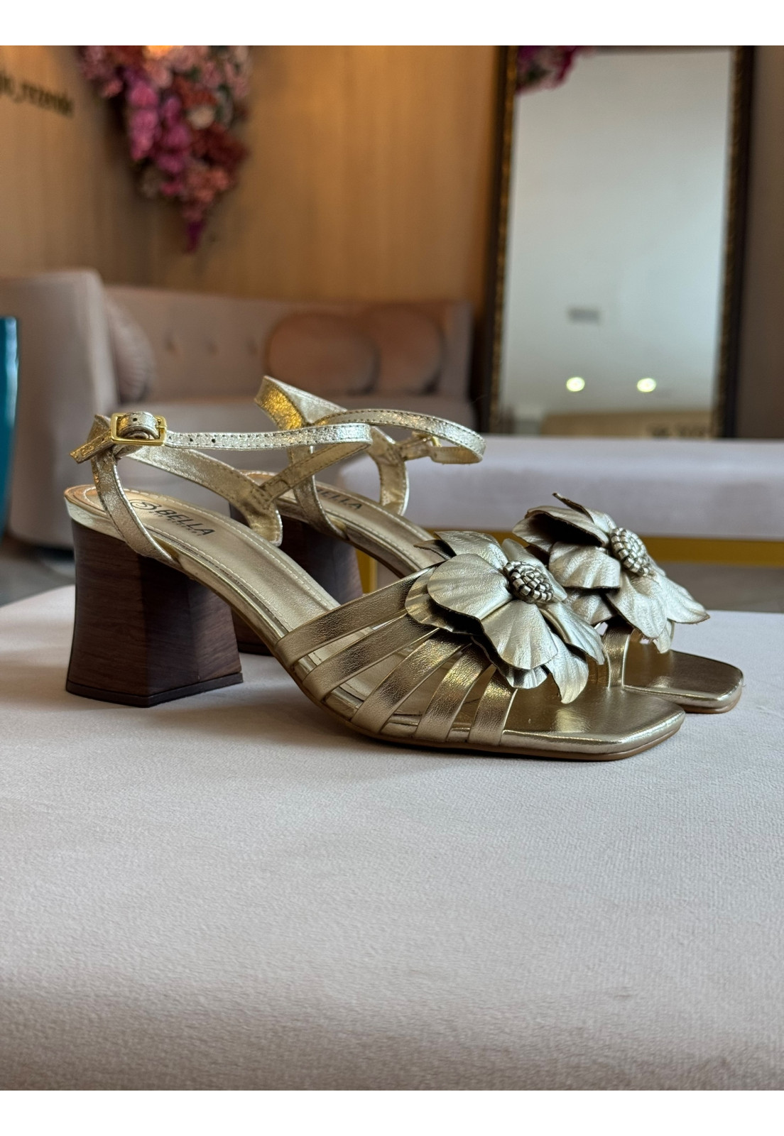 Sandália em Couro Margarida Dourada Salto Bloco Amadeirado 6 cm 