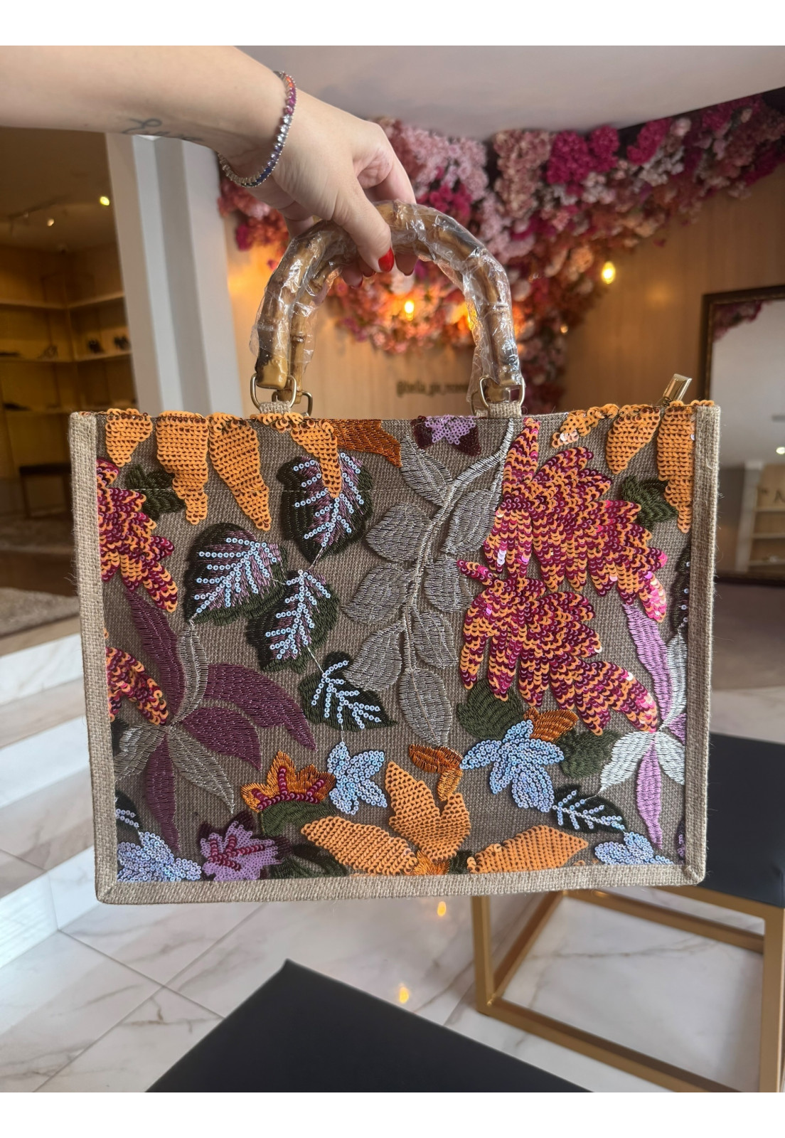 Bolsa Linho Alça de Bambu bordado Floral e Lantejoulas tons Rosa e Roxo