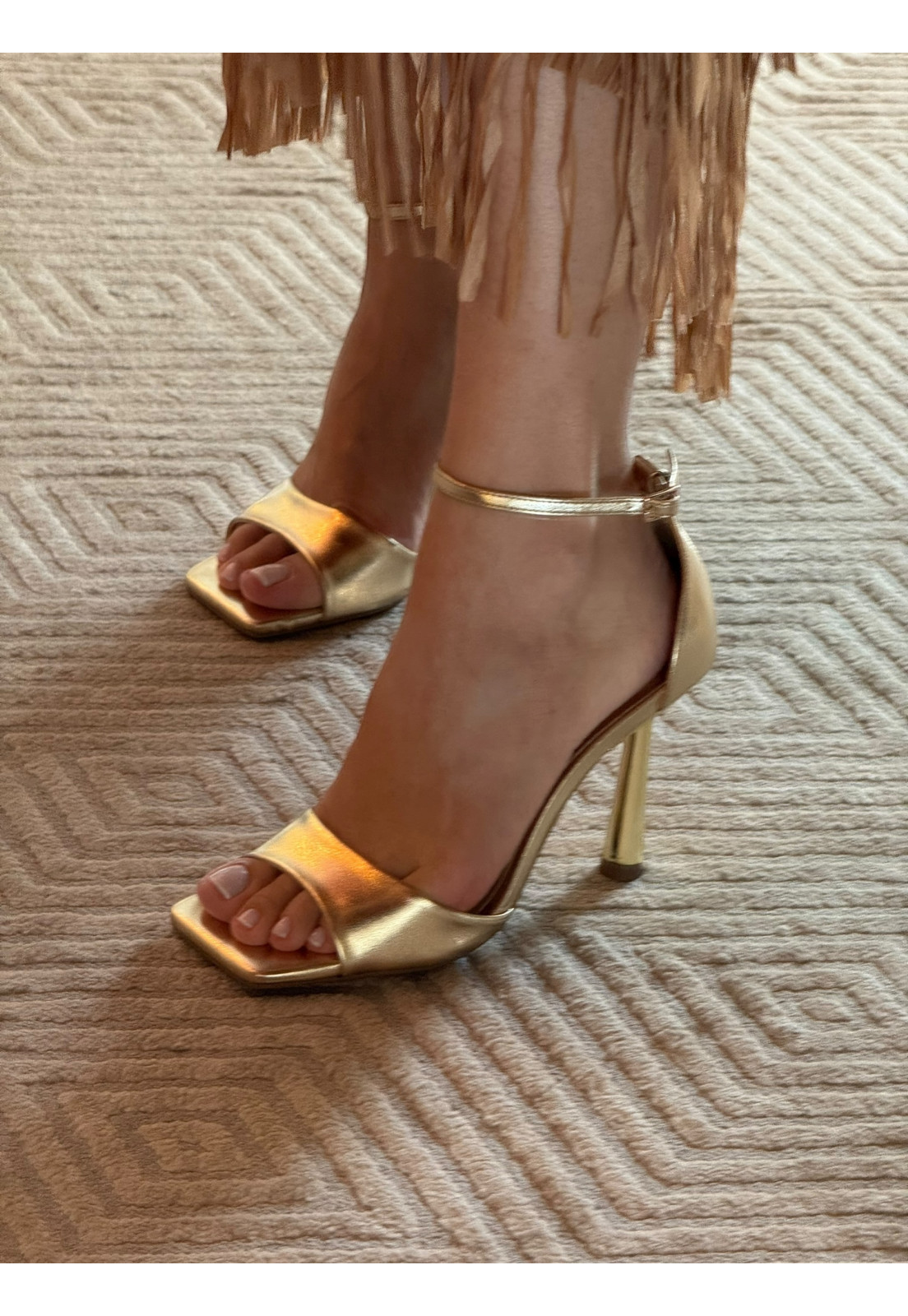 Sandália Gisele Dourada Metalizada Salto Metalizado 9 cm