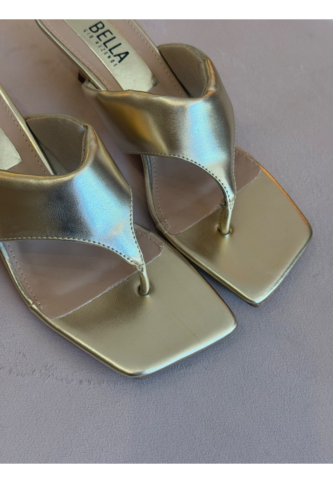 Sandália Tamanco de dedo Dourado Metalizado bico Quadrado Salto 4 cm Sandália Tamanco de dedo Dourado Metalizado bico Quadrado Salto 4 cm