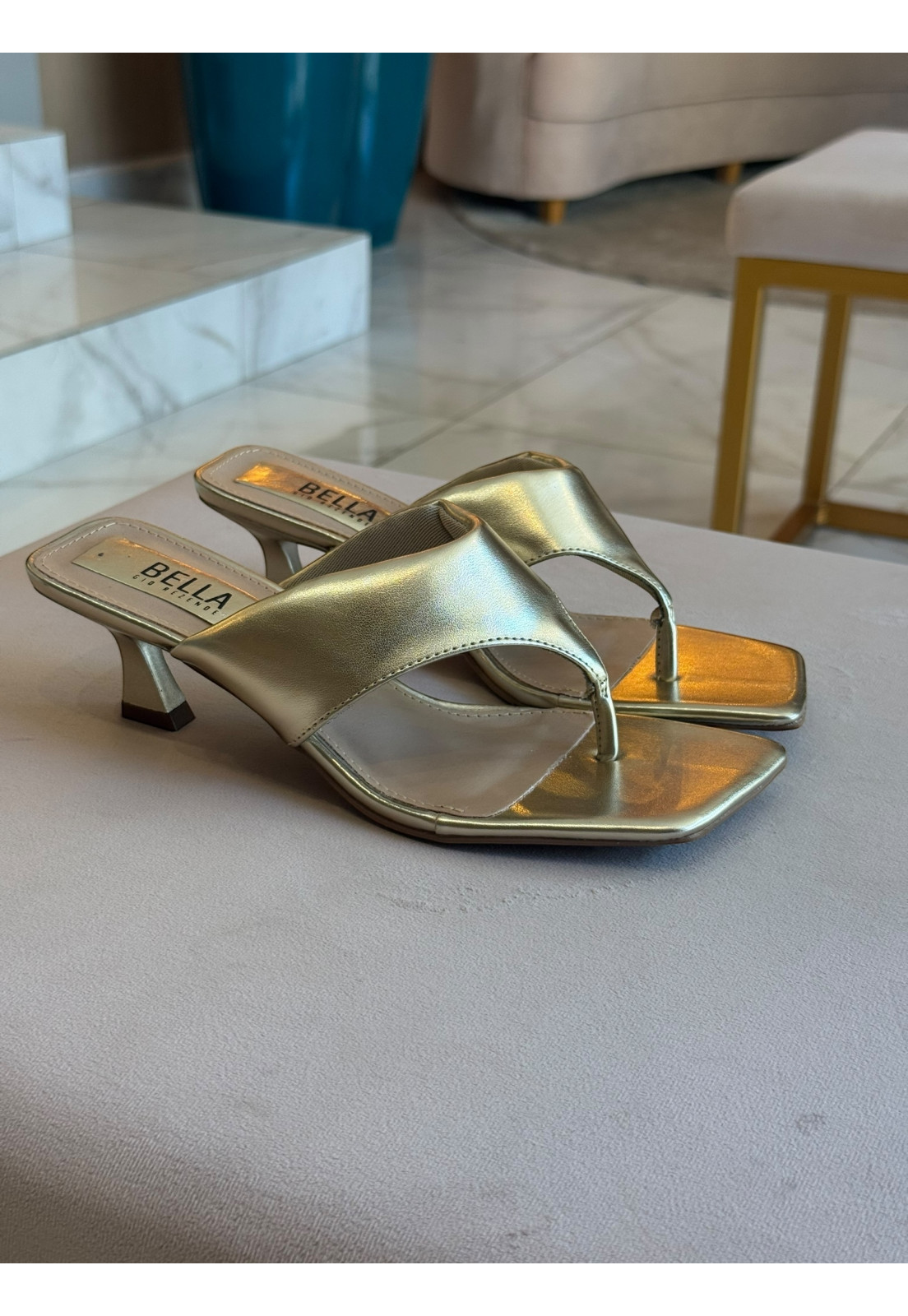 Sandália Tamanco de dedo Dourado Metalizado bico Quadrado Salto 4 cm Sandália Tamanco de dedo Dourado Metalizado bico Quadrado Salto 4 cm
