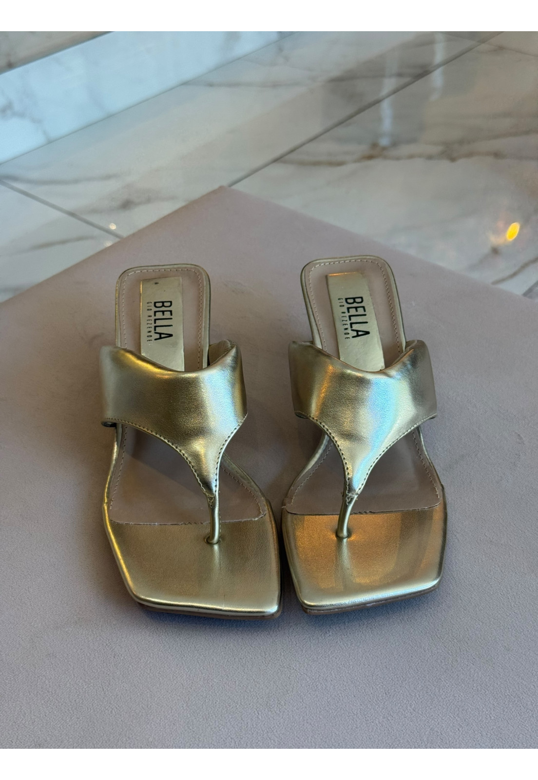 Sandália Tamanco de dedo Dourado Metalizado bico Quadrado Salto 4 cm Sandália Tamanco de dedo Dourado Metalizado bico Quadrado Salto 4 cm