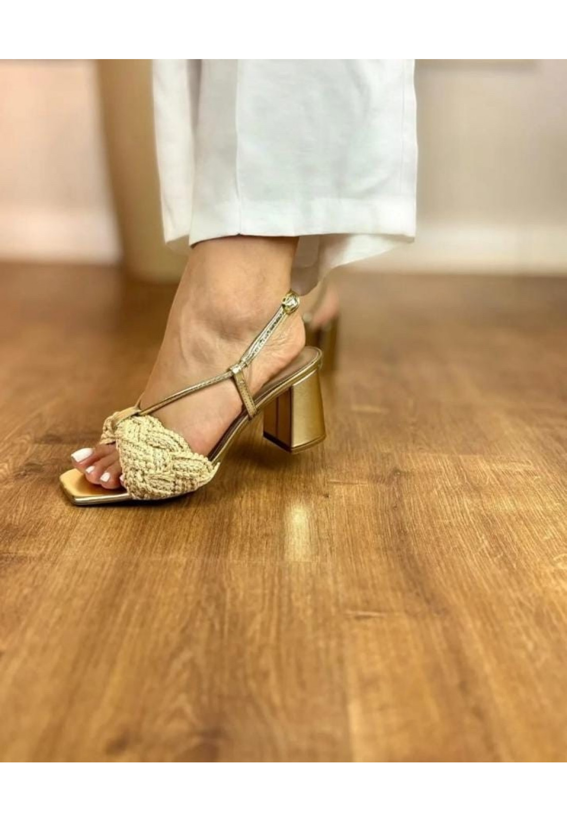 Sandália tramado BEGE em Laço Dourada Metalizada Salto Bloco Sandália tramado BEGE em Laço Dourada Metalizada Salto Bloco