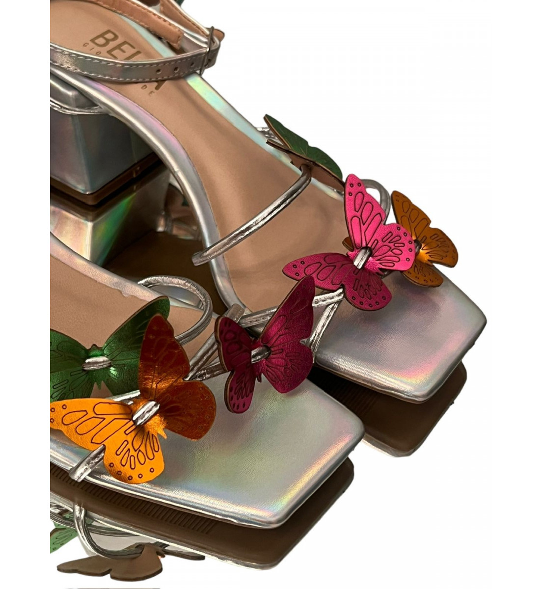Sandália Prata com detalhes borboleta 