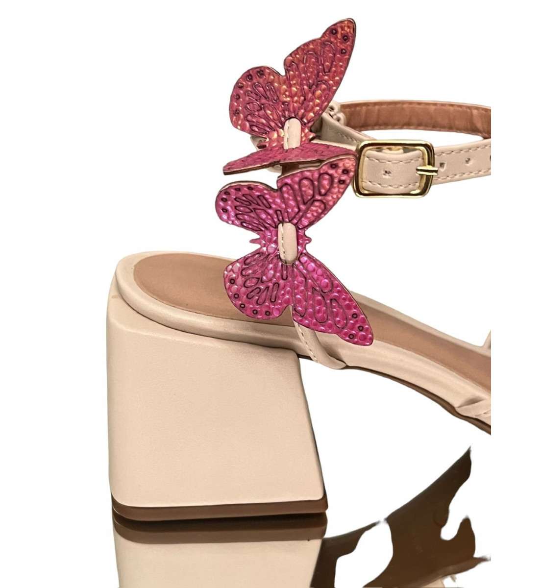 Sandália Off White com detalhes borboleta furta cor Pink
