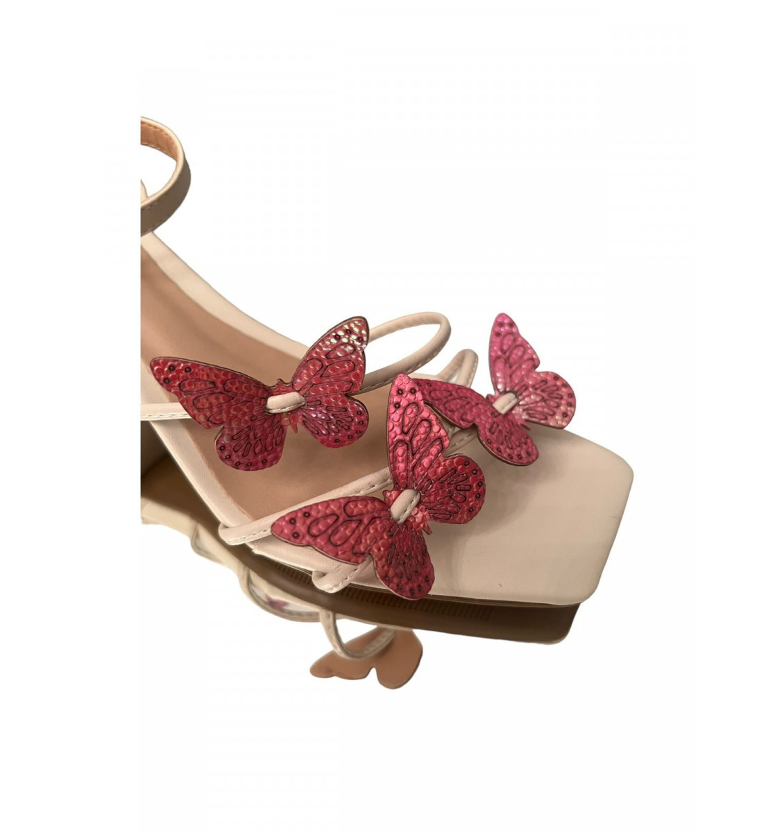 Sandália Off White com detalhes borboleta furta cor Pink