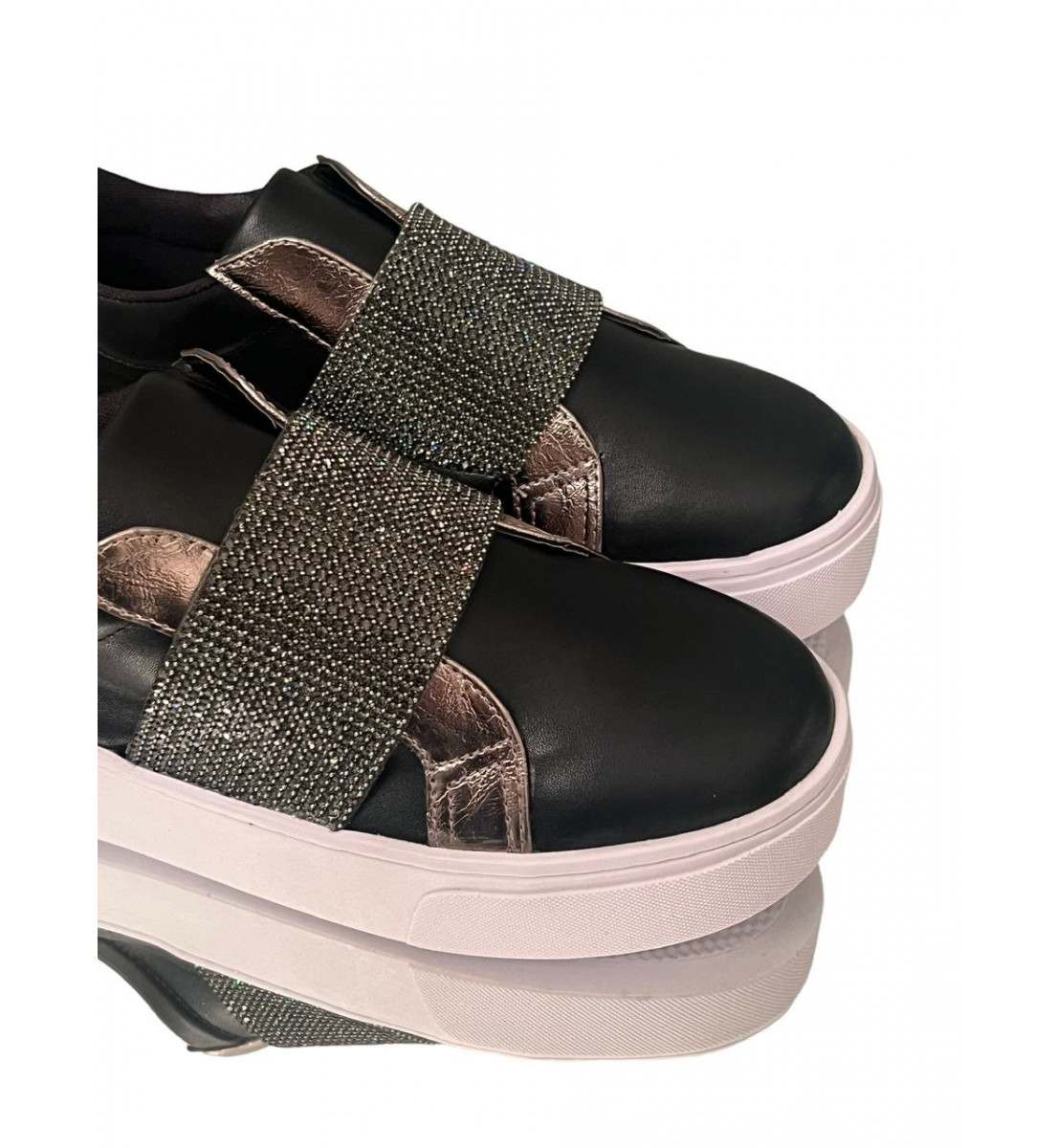 Tênis Slip On Preto fosco com detalhes Brilho