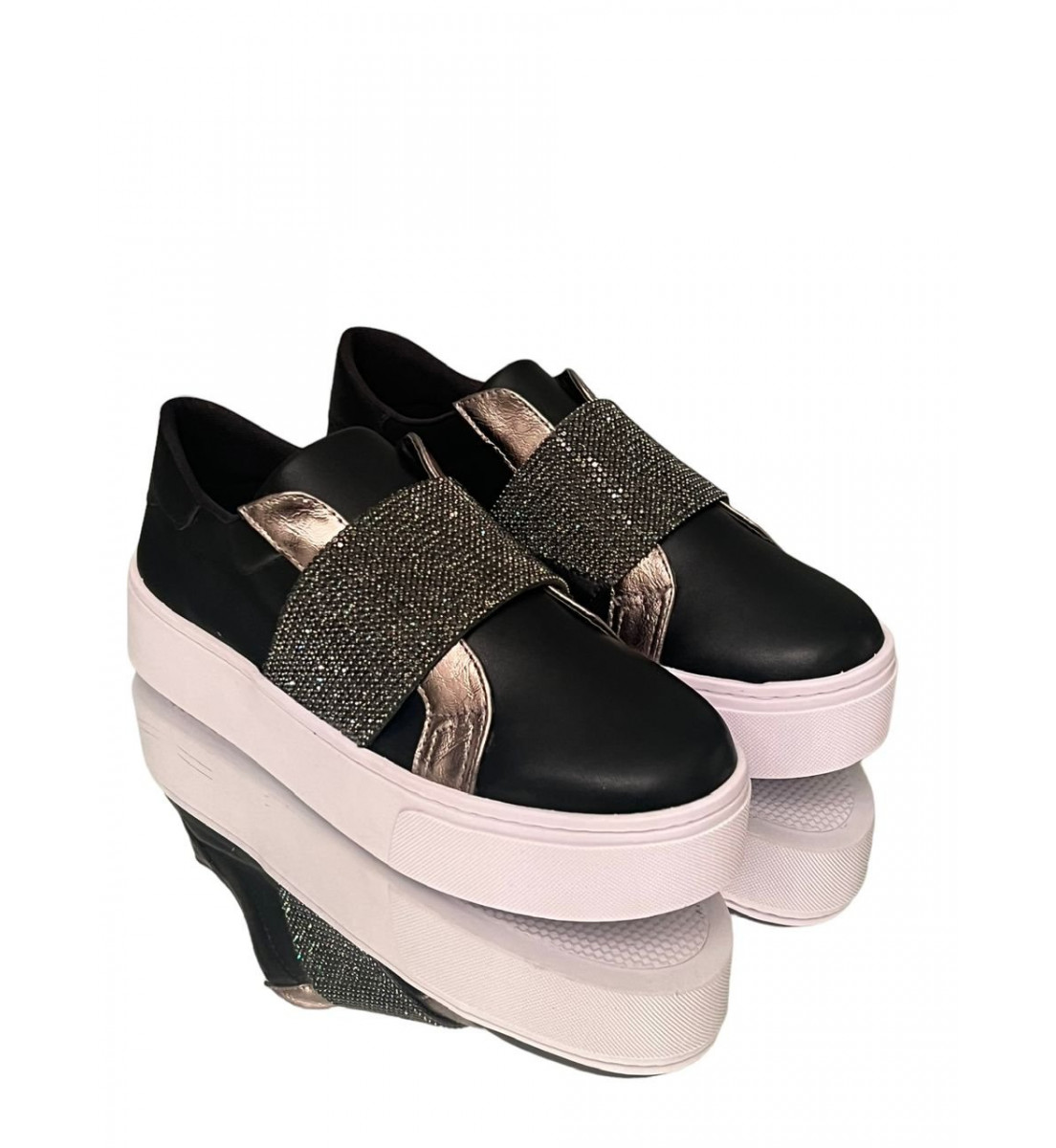 Tênis Slip On Preto fosco com detalhes Brilho