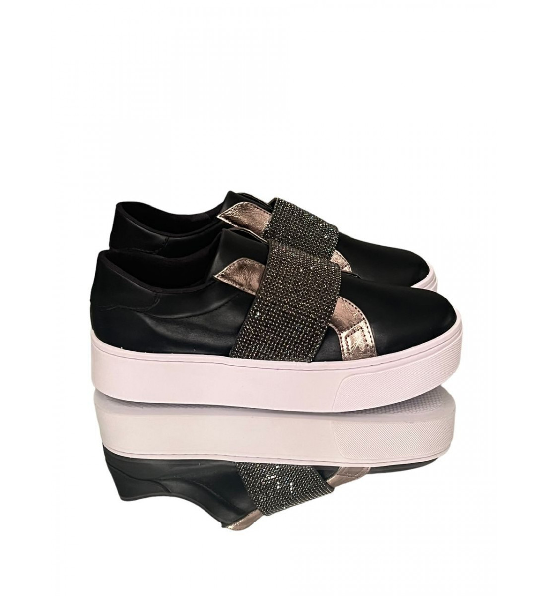 Tênis Slip On Preto fosco com detalhes Brilho