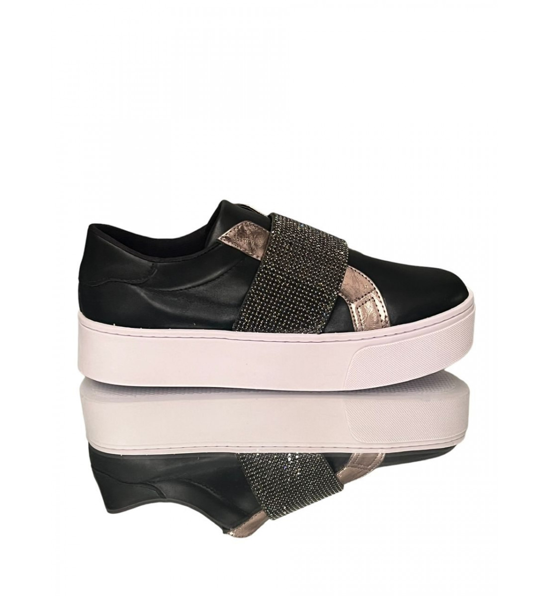 Tênis Slip On Preto fosco com detalhes Brilho