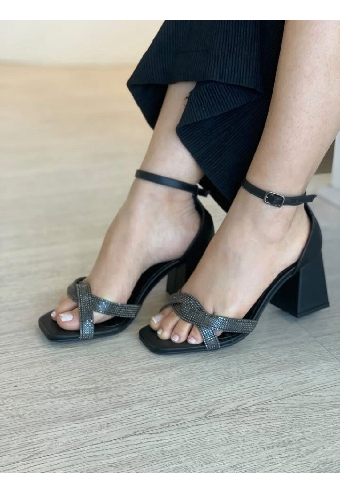 Sandália Preta salto bloco detalhes brilho