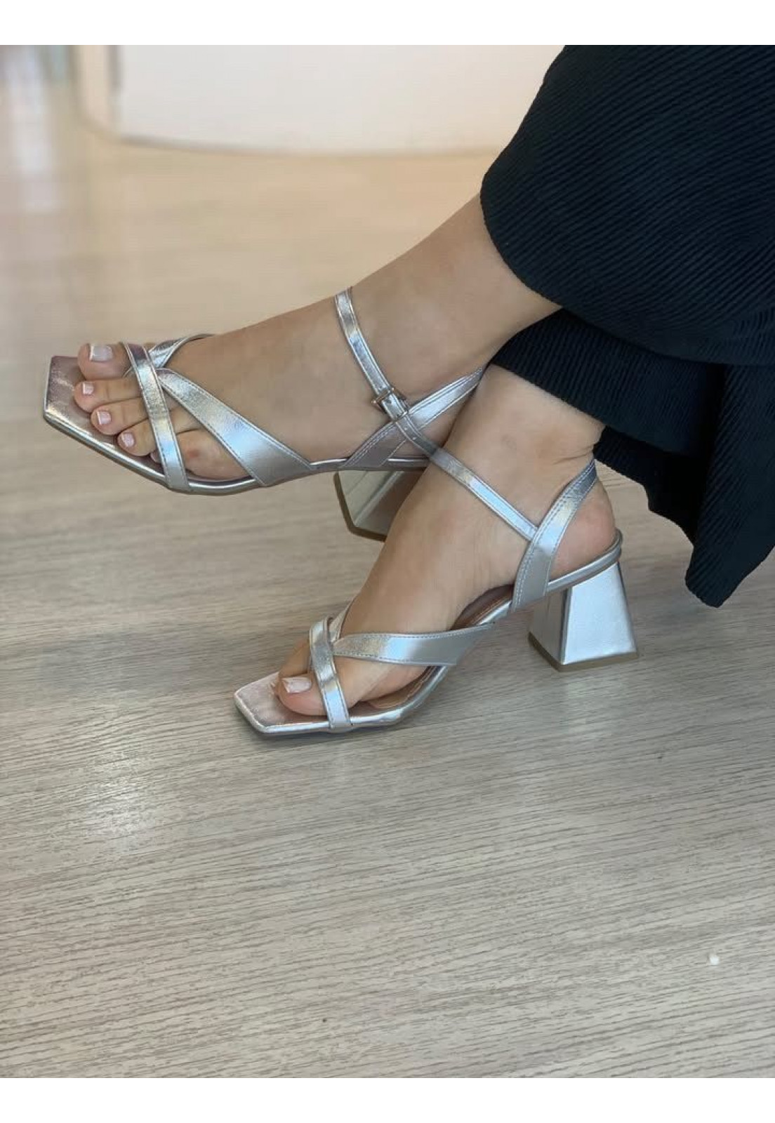 Sandália dedo Prata salto bloco