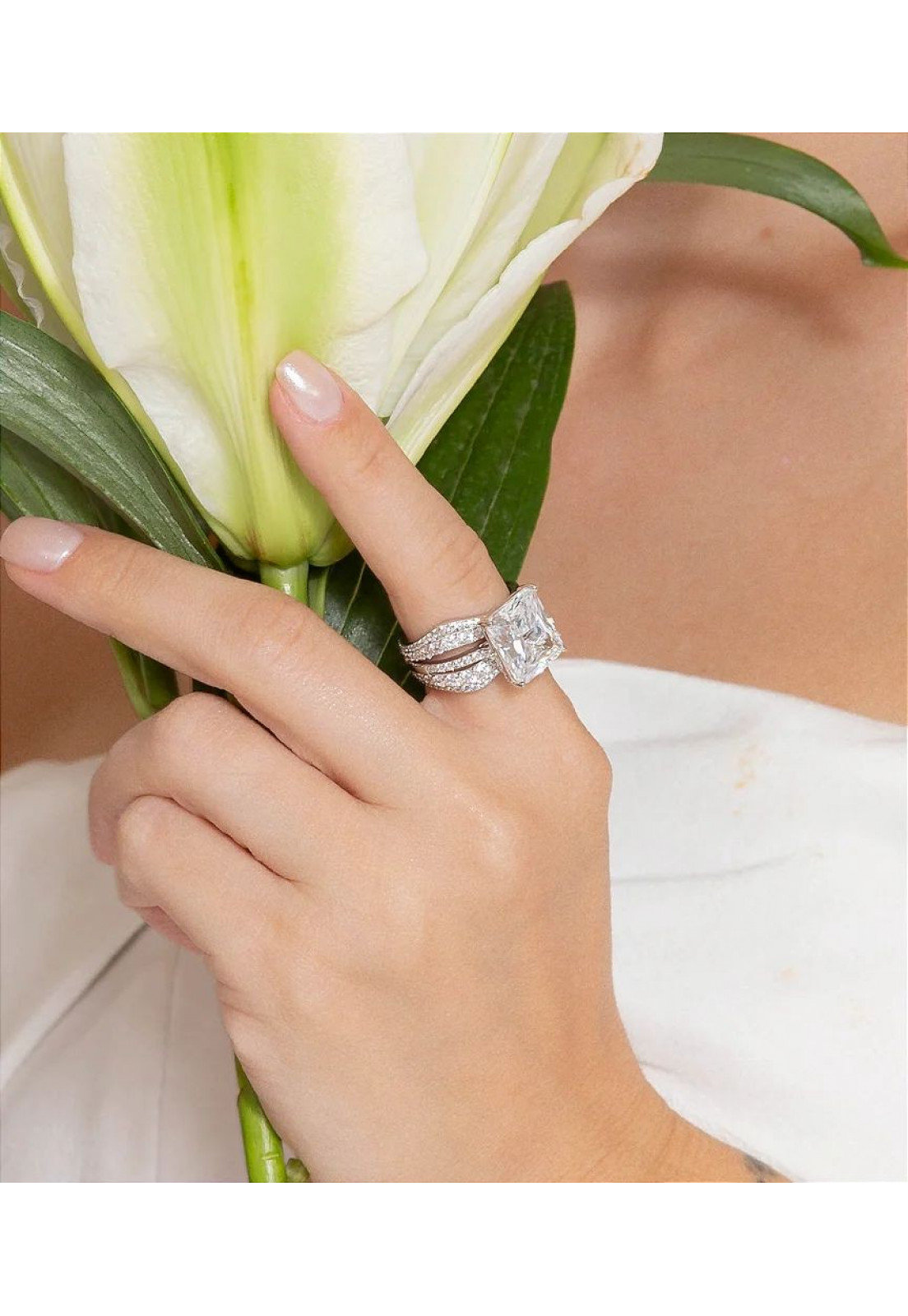 Dupla de anéis cravejados de zircônia cristal banho em ródio branco