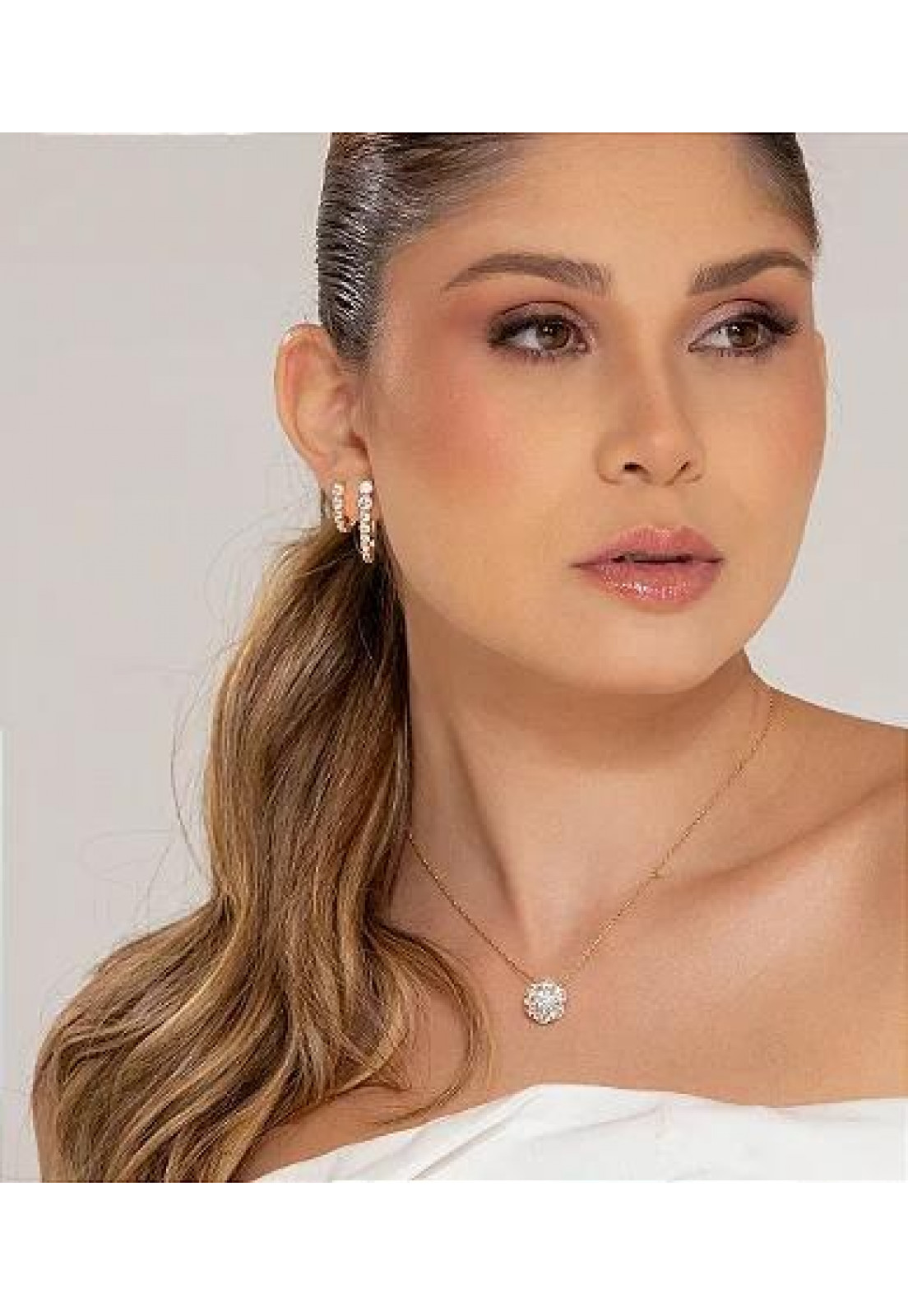 Colar com pingente cravejado de zircônia cristal banho em ouro 18k