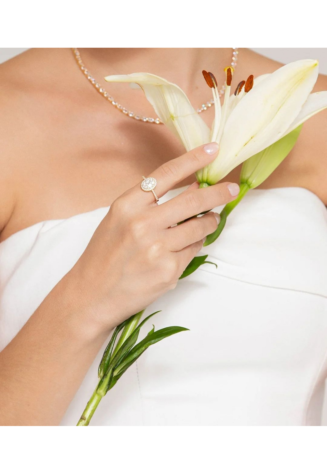 Anel detalhe dourado cravejado de zircônia cristal banho em ouro 18k