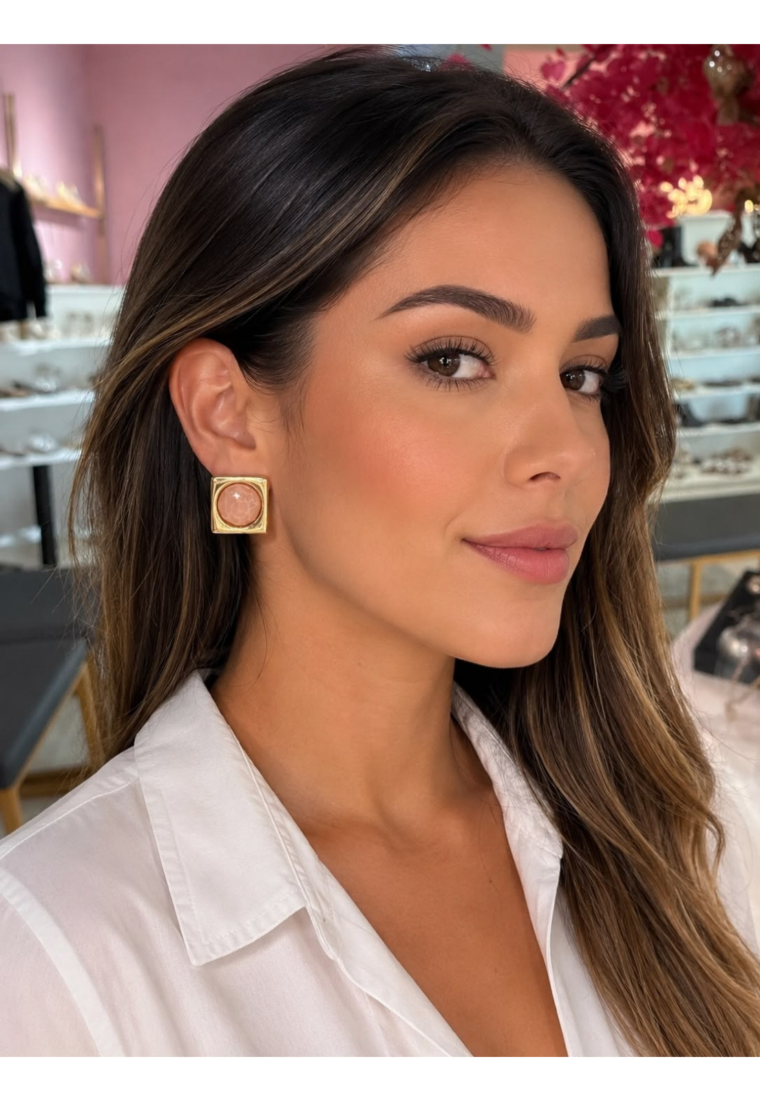 BRINCO QUADRADO DOURADO COM PEDRA ROSE