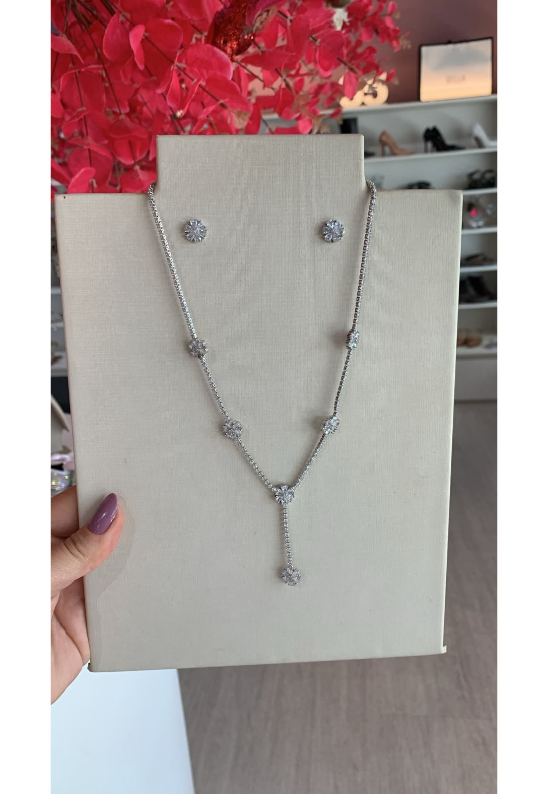 CONJUNTO COLAR E BRINCOS GRAVATA FLORES CRISTAL RÓDIO BRANCO CONJUNTO COLAR E BRINCOS GRAVATA FLORES CRISTAL RÓDIO BRANCO