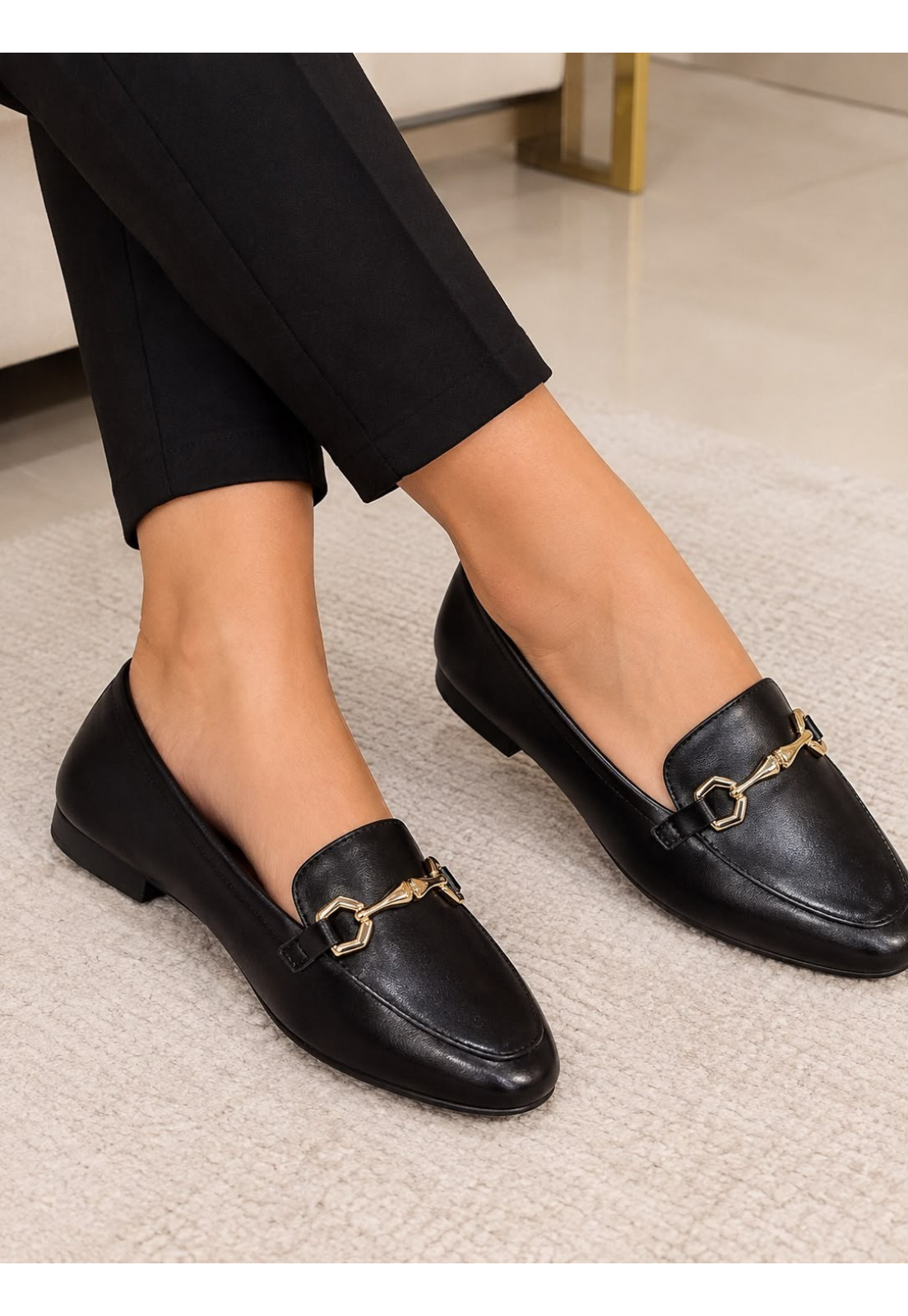 Mocassim Preto fivela Metal dourada