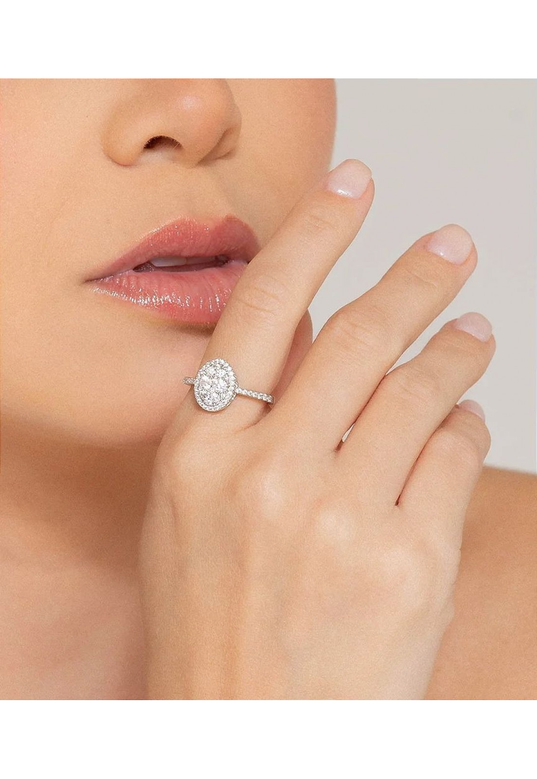 Anel cravejado de zircônia cristal banho em ródio branco