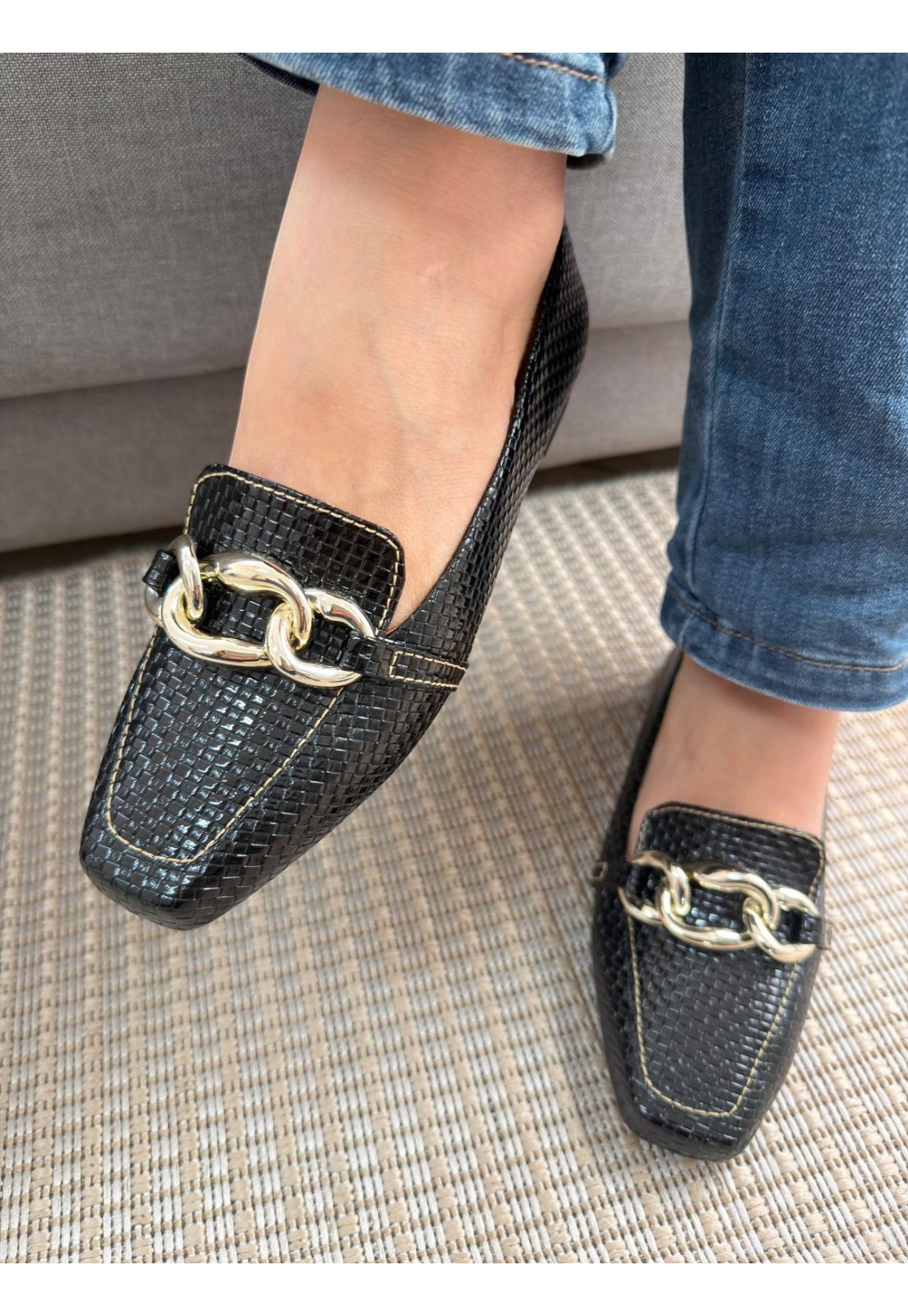 MOCASSIM PRETO CROCO COM FIVELA METALIZADA DOURADA 
