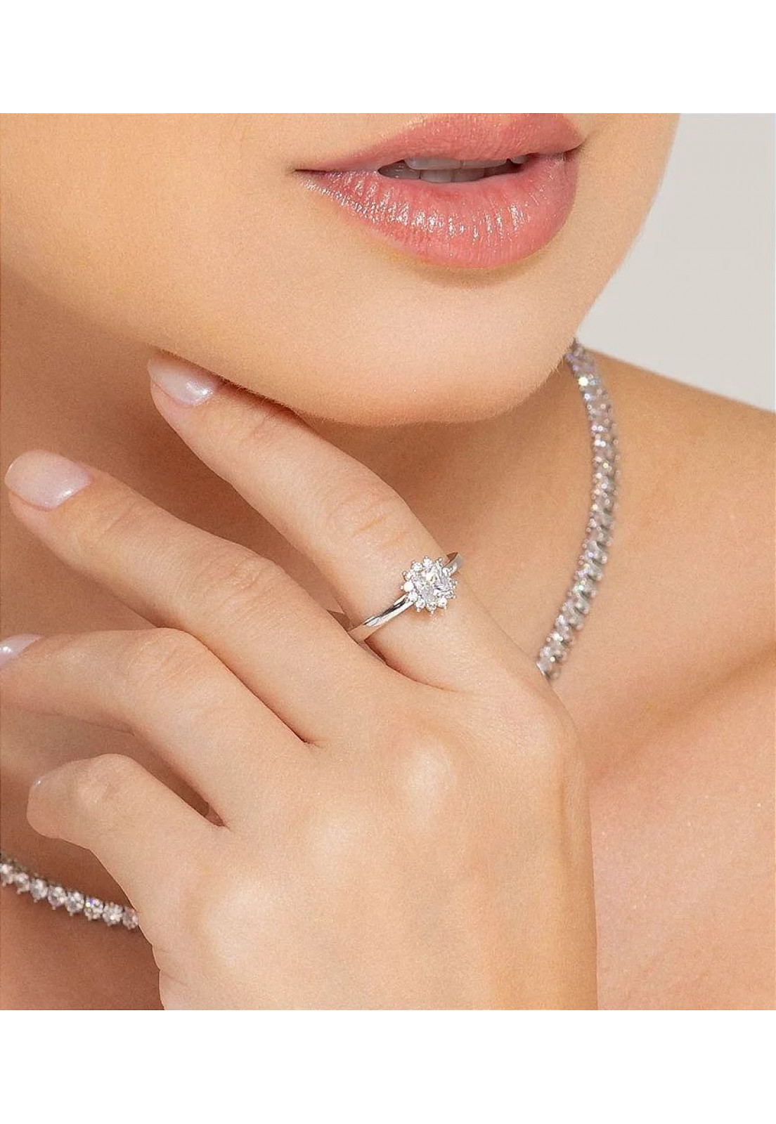 Anel cravejado de pedra zircônia cristal banho em ródio branco