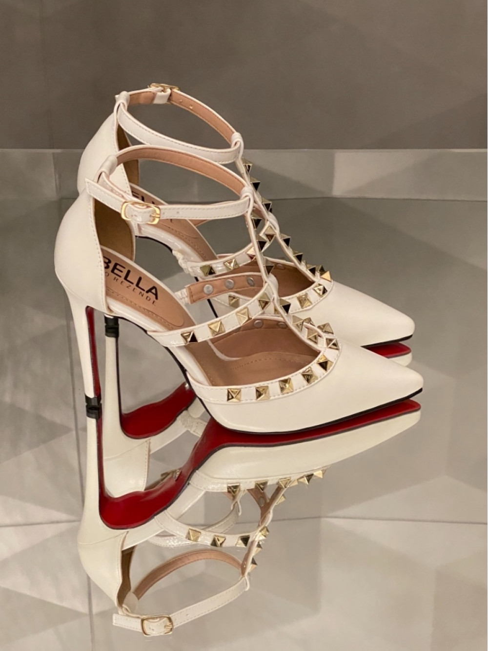 scarpin branco com solado vermelho