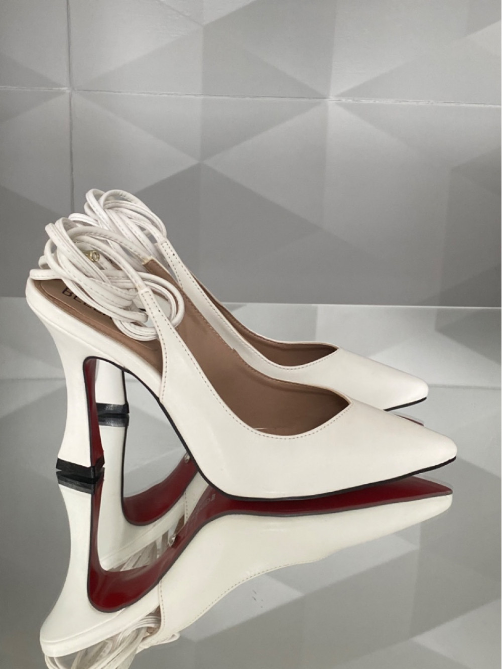 scarpin branco com solado vermelho