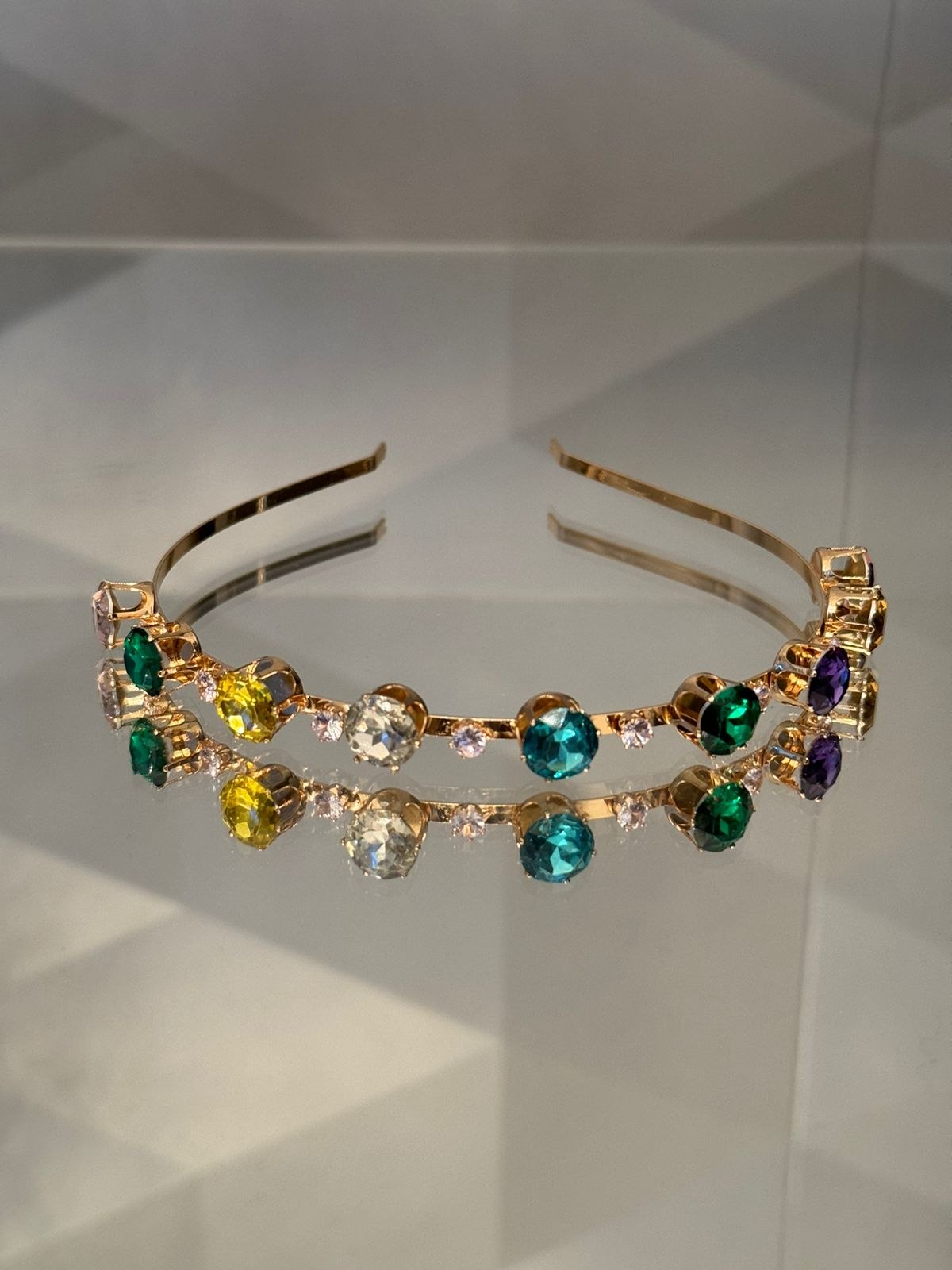 Tiara de Cabelo Dourada com Pedras coloridas