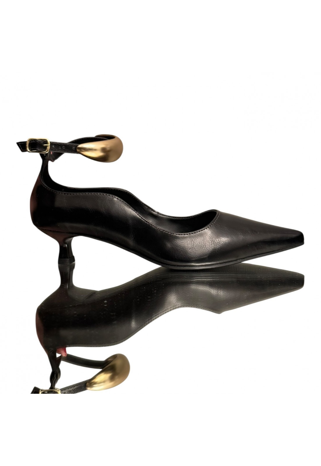 Scarpin Napa Intense Preto tornozeleira dourada Salto 4 cm