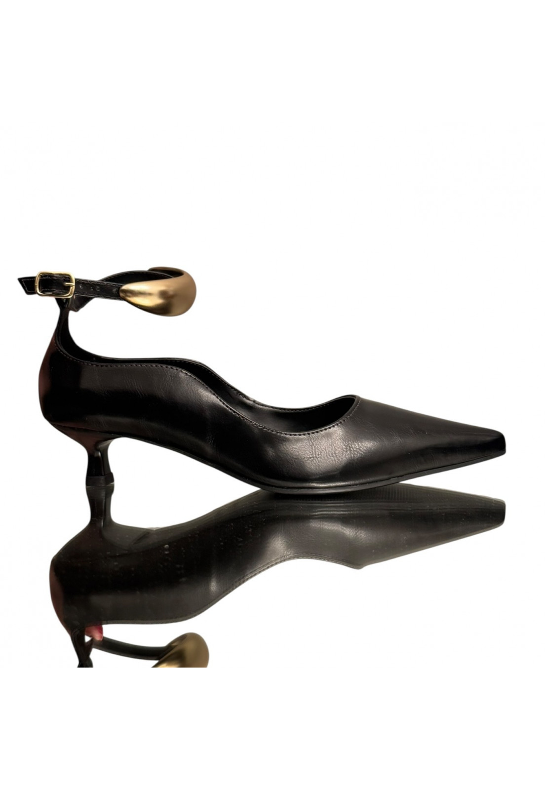 Scarpin Napa Intense Preto tornozeleira dourada Salto 4 cm