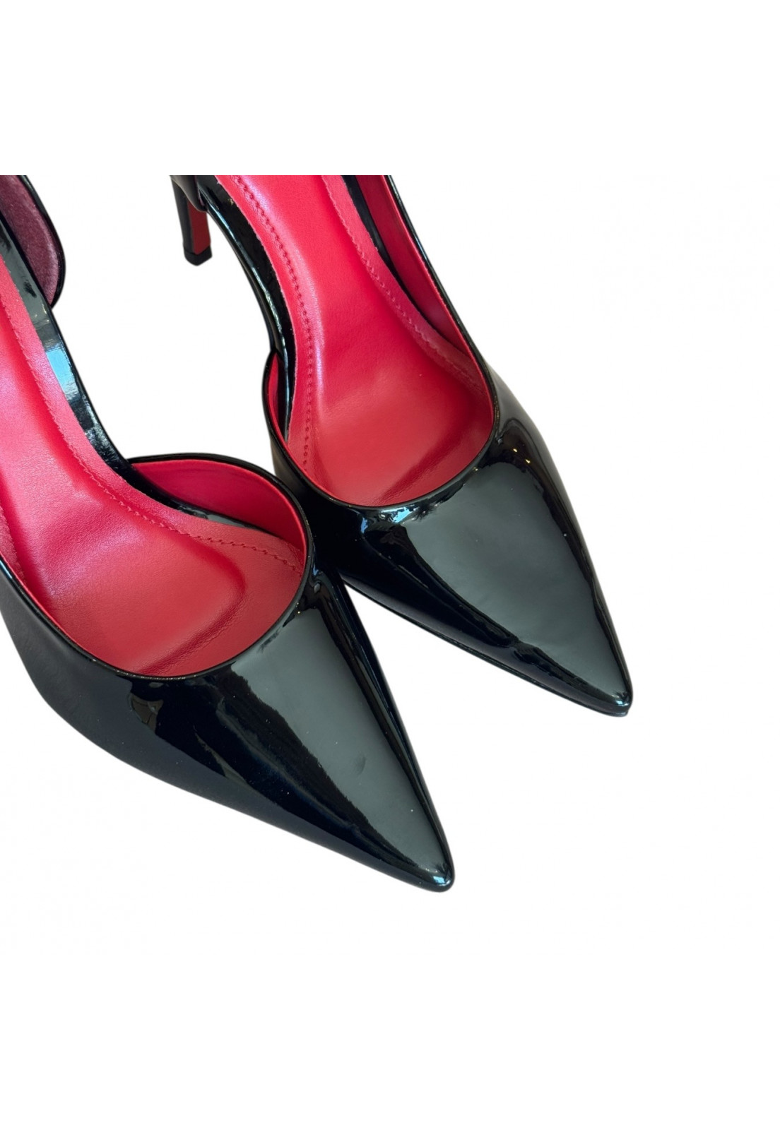 SCARPIN VERNIZ PRETO ABERTURA UNILATERAL SOLA VERMELHA