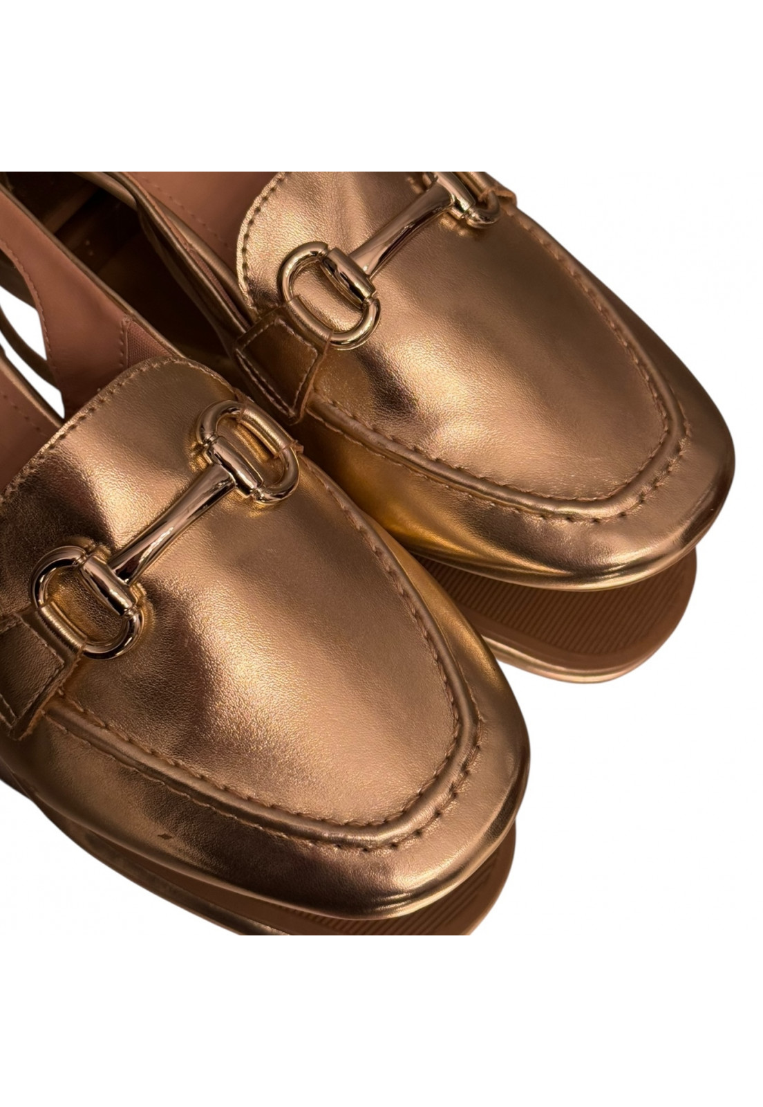 Scarpin Slingback estilo Mocassim Dourado com fivela dourada