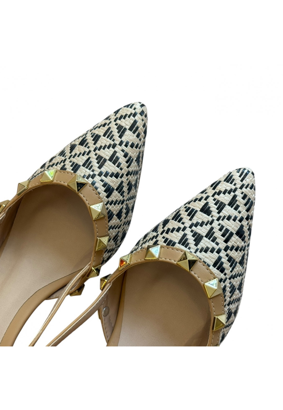 Scarpin Nude Palha Tramado com spike dourado salto 5cm 
