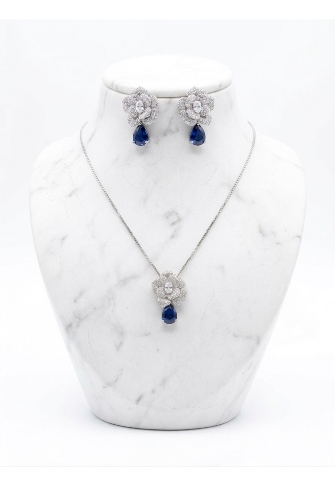 CONJUNTO FLOR E PEDRA AZUL ZAFIRA RÓDIO BRANCO CRAVEJADO EM MICROZIRCONIAS