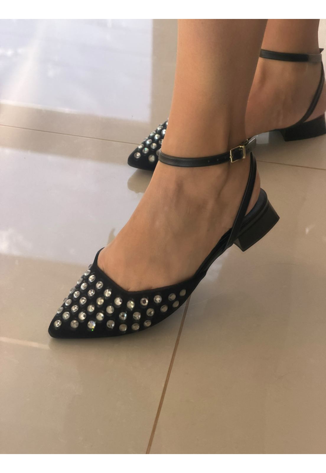 Sapatilha Slingback com salto baixo e strass Preta