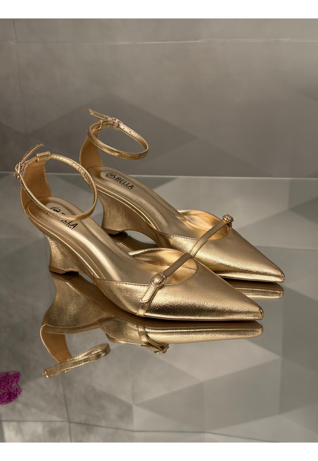 Scarpin LUMIERE Gold dourado metalizado salto anabela Scarpin LUMIERE Gold dourado metalizado salto anabela