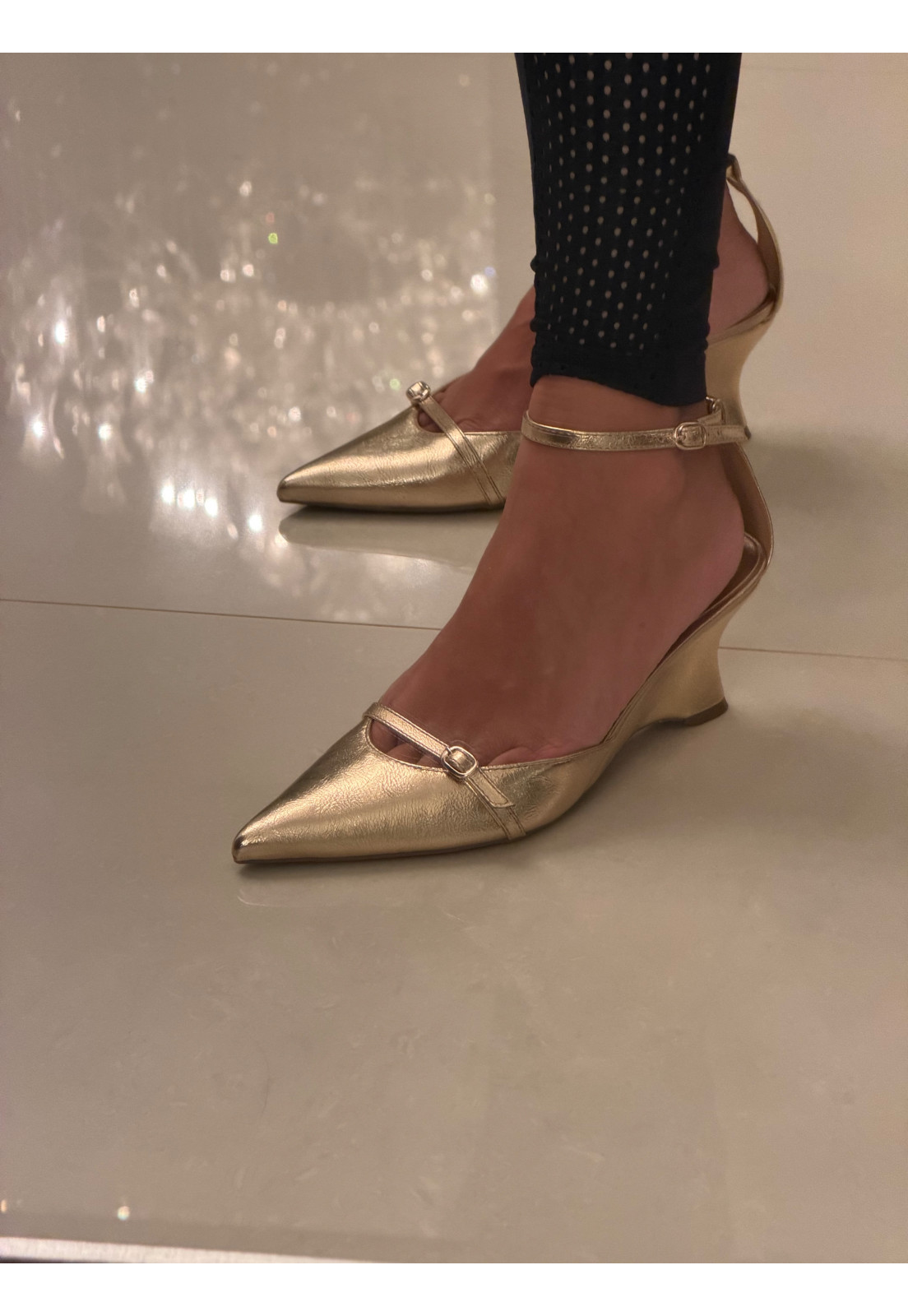 Scarpin LUMIERE Gold dourado metalizado salto anabela Scarpin LUMIERE Gold dourado metalizado salto anabela